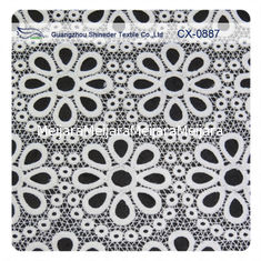 China Witte Geborduurde Kantstof, Polyester herhaald Bloemen de Stoffenkledingstuk van de Knopzijde leverancier