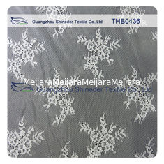 China Eco - Vriendschappelijke Witte Bruids Nylon Kantversiering 150 * 300CM Decoratieve Kantversiering leverancier