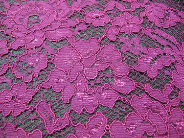 Elegante Purple haakt Materiaal van het de Stoffen het Nylon Rayon van het Bloemkant voor Kledingstuk leverancier
