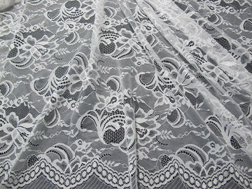 Witte Nylon Zwitserse Kantstof Bloemen Gebreid met Grenskant en Kammosselrand leverancier